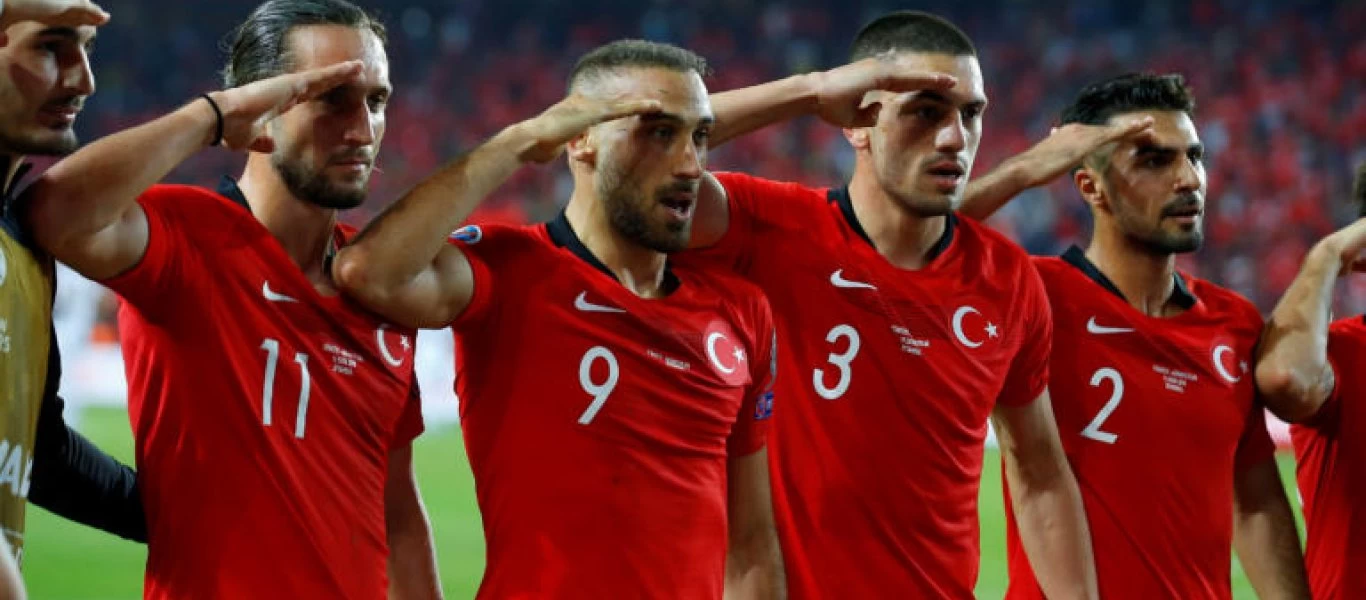 Στρατιωτικός χαιρετισμός από τους παίκτες της Εθνικής ποδοσφαίρου της Τουρκίας για να τιμήσουν την εισβολή! (βίντεο)